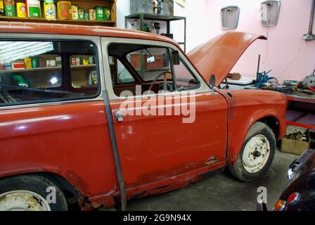 Nachbau einer Garage im Museum der 1950er Jahre, Denbigh. `s Stockfoto